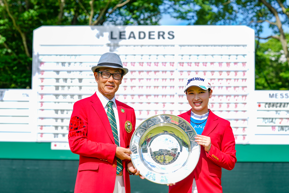アース・モンダミンカップ大会会長 大塚達也と2024年チャンピオンの小祝さくら選手の画像